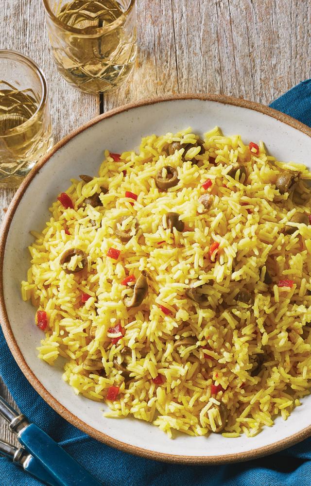 Rice with saffron to give it a golden color and mix it with green peas or spinach for the tricolor effect. This dish is vibrant and celebratory.