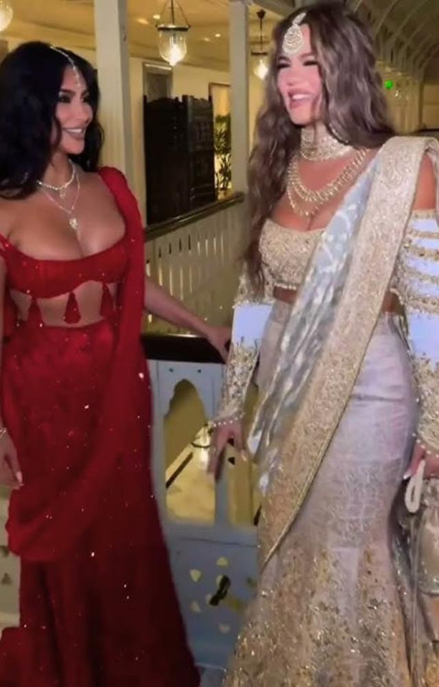 Kim and Khloé Kardashian were warmly greeted in Mumbai before the wedding. They posted videos and photos of their arrival, surrounded by photographers and etc.