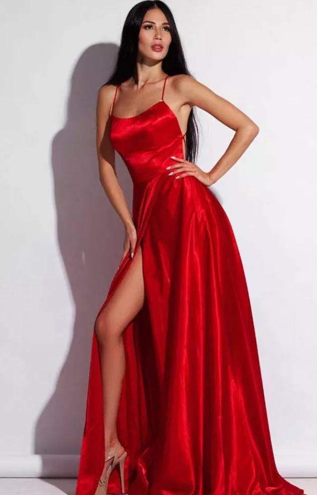A timeless choice, perfect for a romantic dinner date.