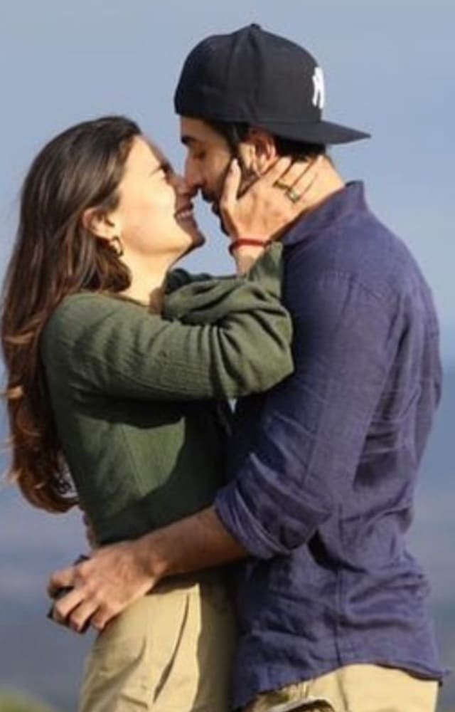 Are you planning to pop up the big question? There`s no better day than Propose Day on February 8.