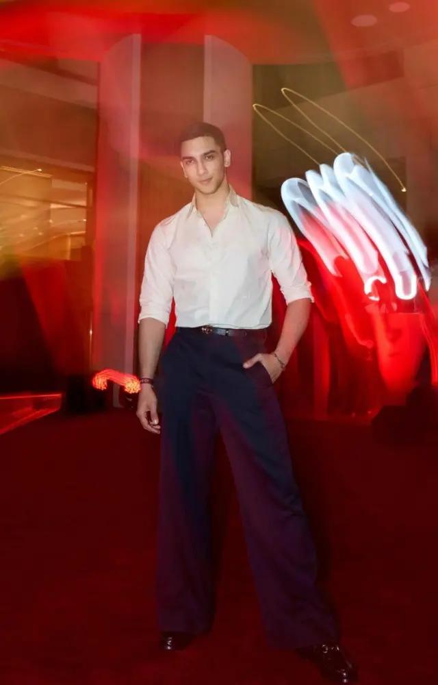 This simple yet striking combination highlights how a well-fitted white shirt can truly melt hearts