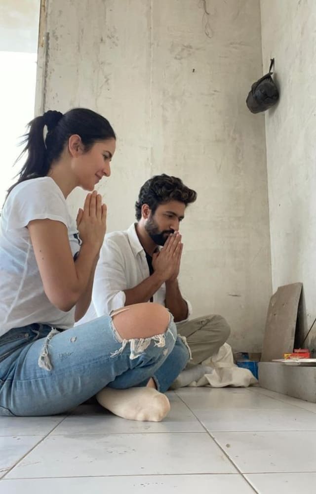 Vicky and Katrina can also be seen doing a grah pravesh pooja in one of the pictures. The two looked stunning as they twinned in blue and white outfits.