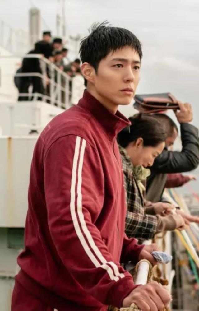 Park Bo-gum does a nuanced portrayal of Gwan-sik, a man whose love speaks volumes through actions, not words.
