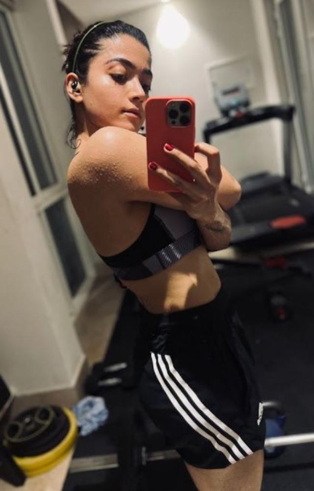 Known for her bubbly smile and dance moves, Rashmika has recently undergone an amazing physical transformation. She hits the gym daily, focusing on leg and core