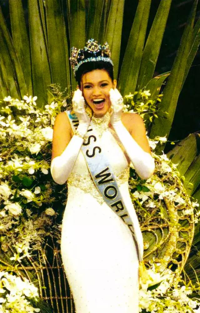 This graceful beauty looked stunning in a sleek white gown with straps during her coronation.