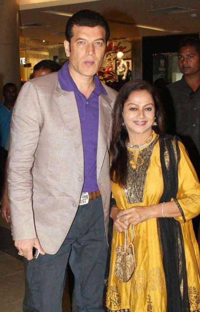 64-year-old Muslim actress Zarina Wahab married Hindu actor Aditya Pancholi in 1996. Zarina is six years younger than Aditya, creating a beautiful, enduring partnership.