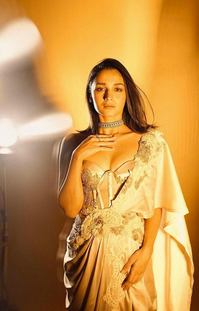 Alia Bhatt looks Sizzling