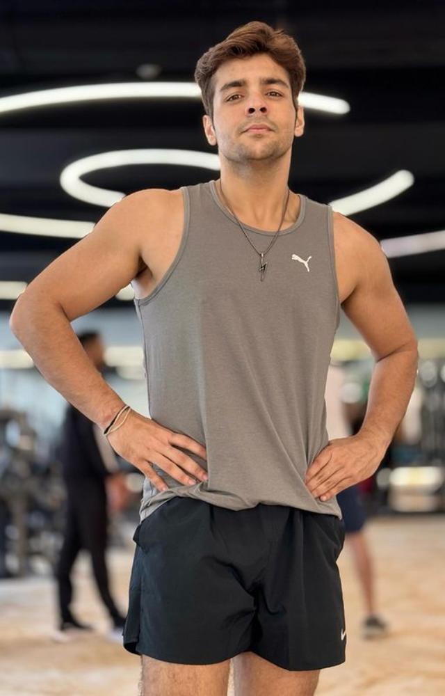 Witness Ashish Chanchlani`s incredible shift from heavy to trim, a fitness journey that echoes dedication, discipline, and sheer determination.