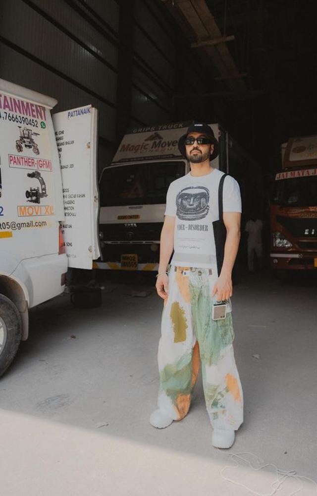 Sporting baggy pants, Diljit Dosanjh redefines style, effortlessly looking outstanding and setting trends with his unique and chic fashion sense.