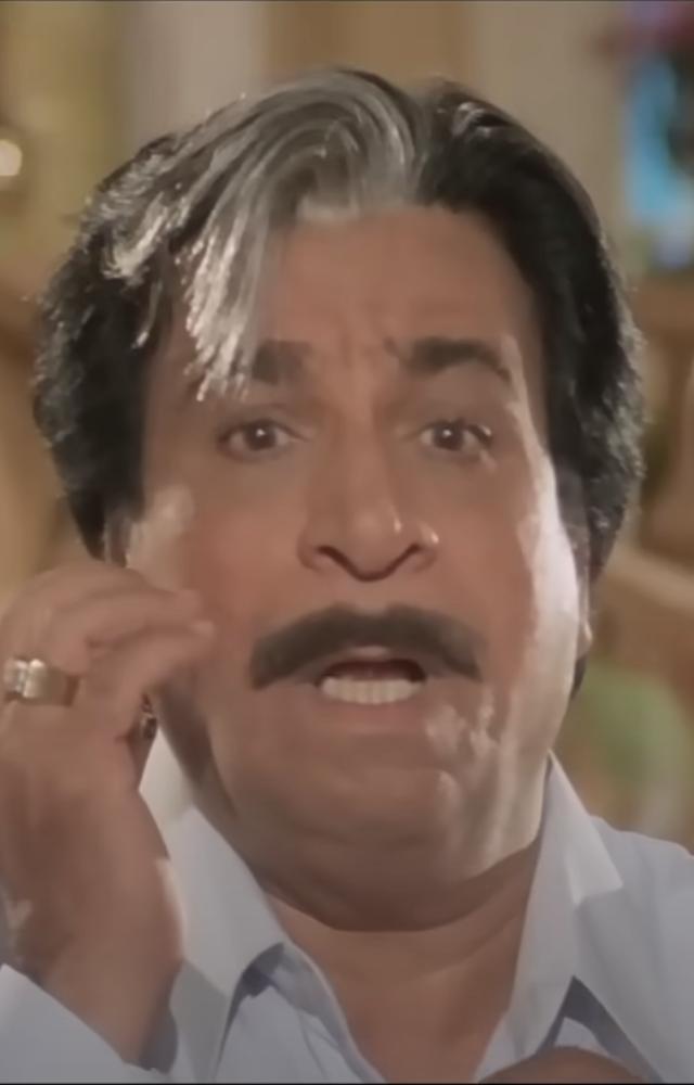 In this hilarious comedy of blunders and humour, Govinda plays a crafty hotel owner who attempts to fool a wealthy but naive man.