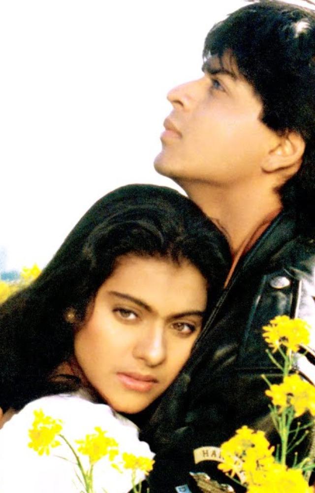  Lata Mangeshkar and Kumar Sanu sing 'Tujhe Dekha Toh' from 'Dilwale Dulhania Le Jayenge.' One of Bollywood`s most popular love songs