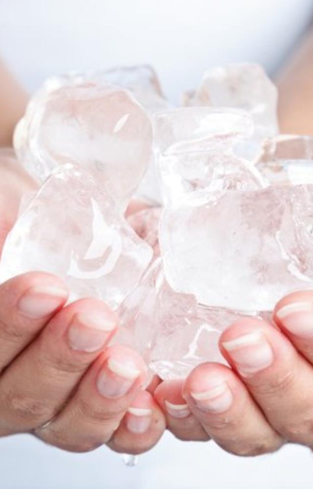 To lessen the appearance of the love bite, use an ice pack or cold compress to the affected area. To decrease the appearance of the mark and constrict blood