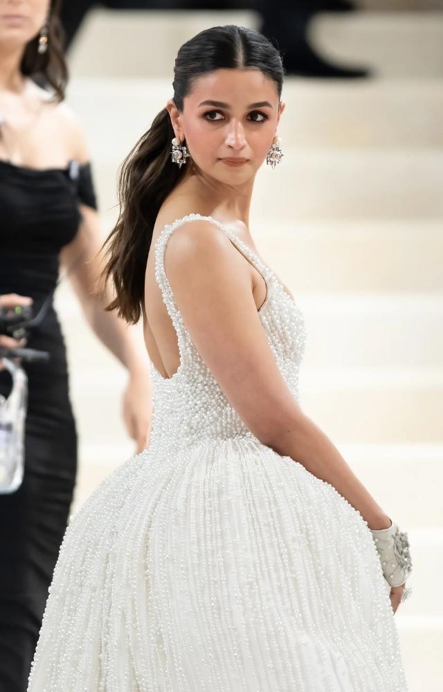 The white dress dressed by Alia Bhatta at the Met Gala attracted a lot of attention due to its lavish design. The gown was particularly stunning.