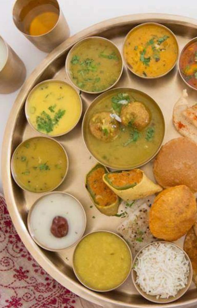 This Maharaja Bhog location in Narottam Wadi, Kalbadevi, boasts an amazing rating of 4.4 stars based on over 1,000 reviews