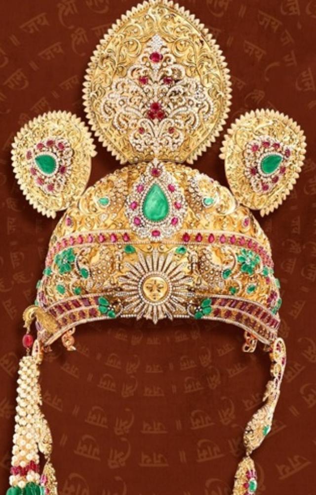 Ram Lalla wears jewelry made of gold or other precious metals, such as bracelets, necklaces, and crowns. There have been 18,000 diamonds and emeralds utilized.