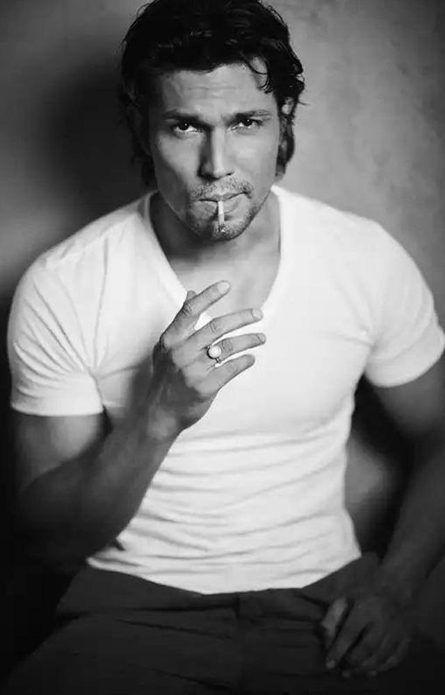Randeep Hooda displays regal elegance in his dashing appearance, a maverick with excellent taste in clothing.
