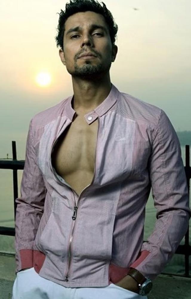 Randeep Hooda`s dazzling appearance, which combines easy grace and rough charisma, wins hearts.