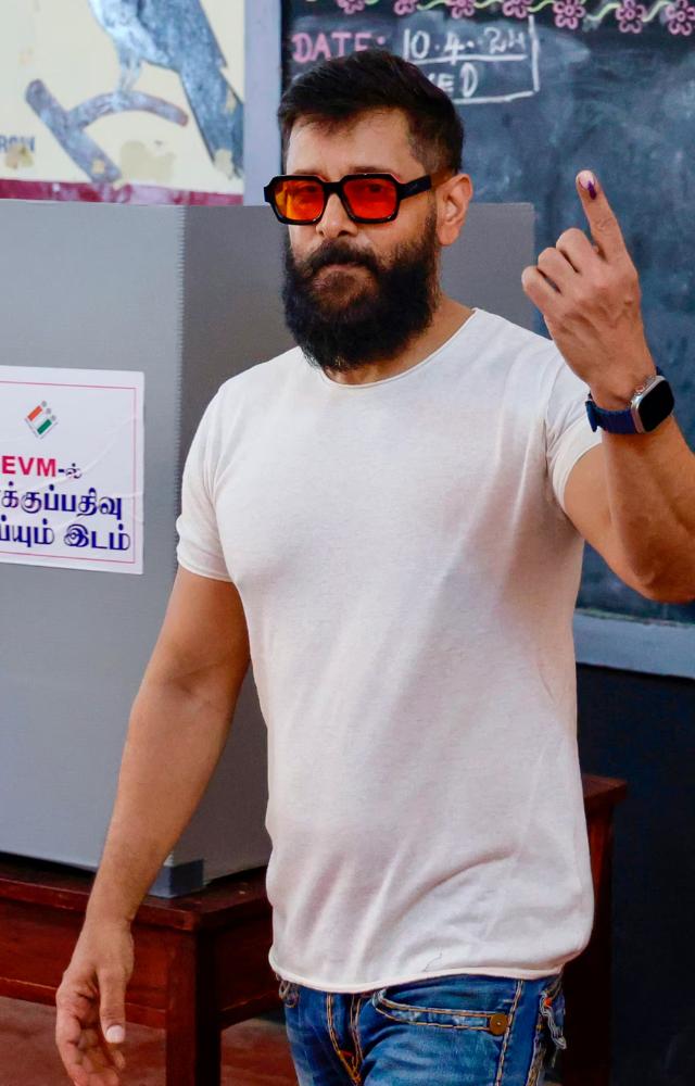 After delivering the vote, actor Chiyaan Vikram displays an indelible ink mark on his finger.