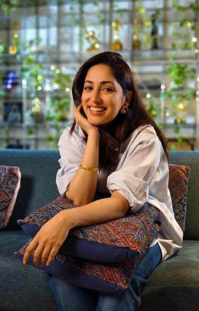 Yami Gautam mesmerises hearts with her vision of purity and glamour, dazzles in Divine White.