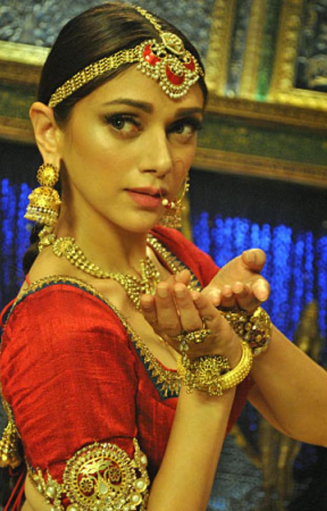 Aditi is a classically trained Bharatanatyam dancer, starting her journey in dance at an early age.