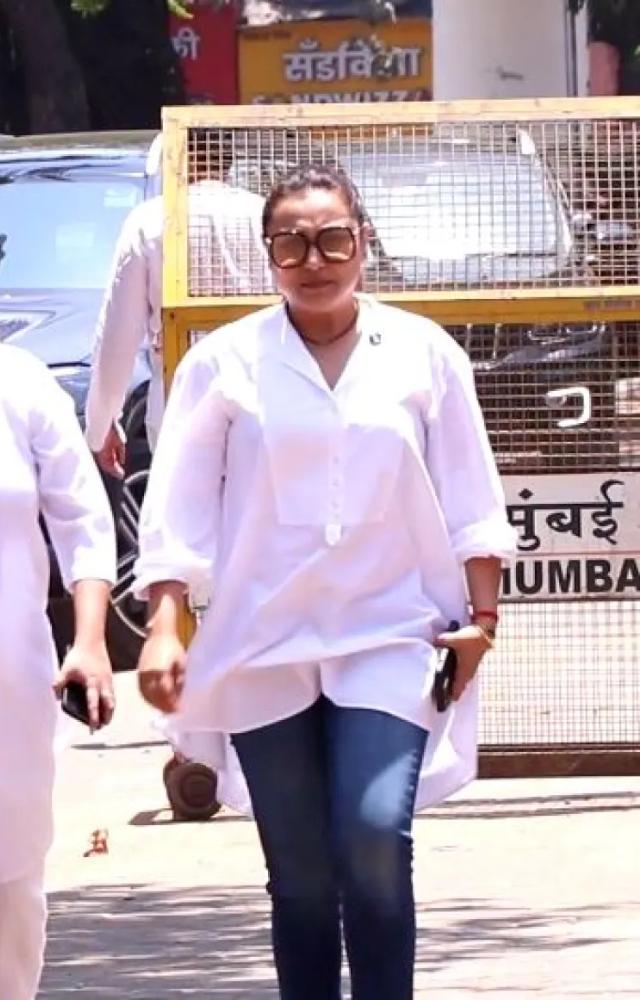 Rani Mukerji arrived to pay her heartfelt respects, standing by the Kapoor family in their moment of grief with quiet grace and compassion.
