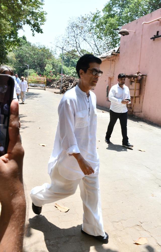 A close friend of the Kapoor clan, Karan Johar was seen offering support and prayers, visibly emotional as he embraced the grieving family.
