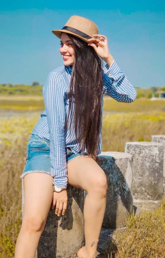 In a laid-back yet stylish outfit, Alice rocked a shirt paired with denim shorts, perfectly blending comfort and style.
