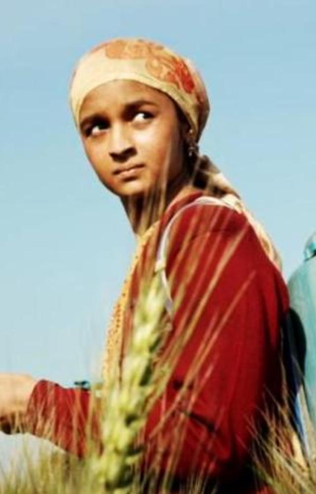 As a Bihari migrant caught in the drug trade, Alia delivered one of her most powerful performances. This film solidified her position as a versatile actress!