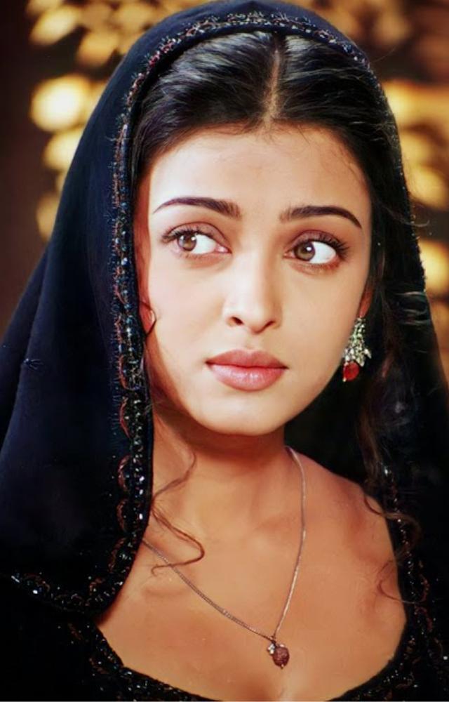 Ishq Bina is a heart-touching melody that expresses unspoken love and the yearning that comes with it.