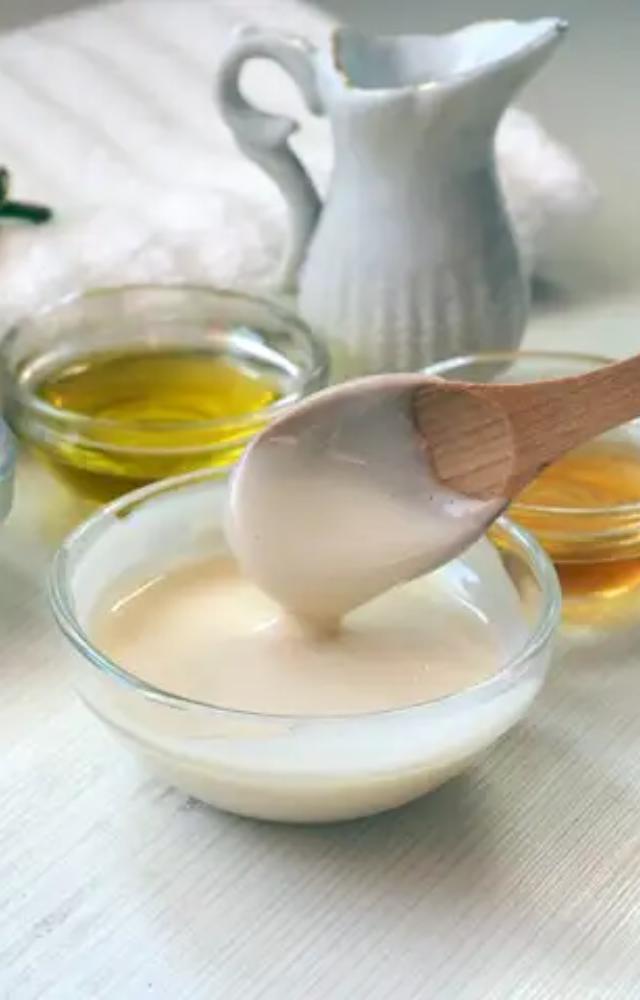 Minimizes pores and brightens complexion without stripping moisture.