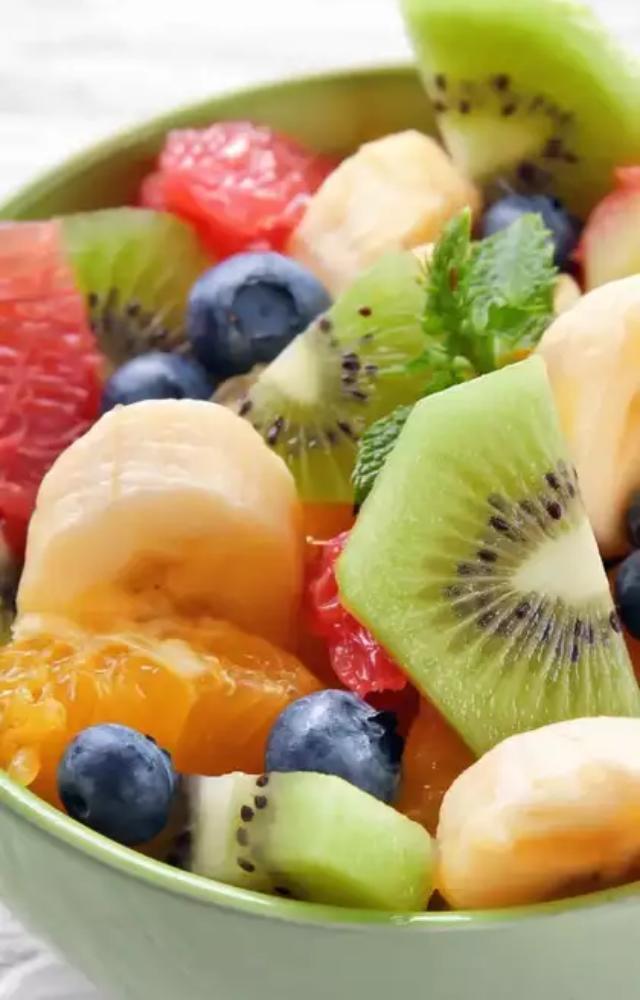 Eating fruits rich in vitamins and antioxidants helps maintain kidney function.