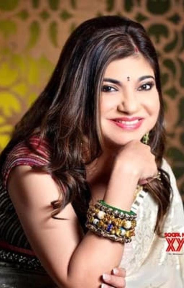 She made her Bollywood playback debut with “Payal Ki Jhankaar” and quickly became a prominent voice in the industry.