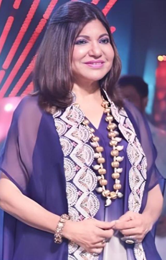 Alka Yagnik delivered unforgettable hits like “Ek Do Teen,” “Choli Ke Peeche,” and “Taal Se Taal Mila,” ruling the charts.