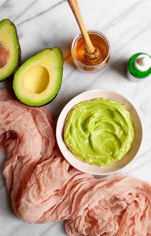 Rich in fatty acids and antioxidants, it repairs breakage and adds smoothness. Ideal for weekly hair rehab.