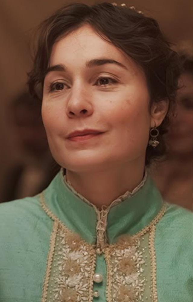 A charming period drama with friendship, love, and wit—ideal for cozy evening binge sessions.