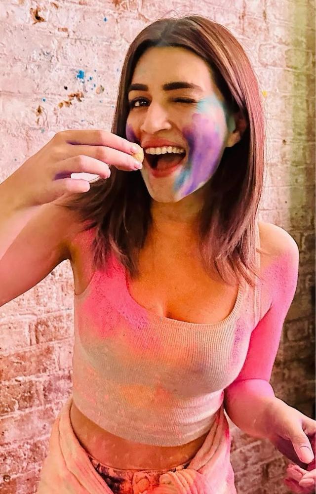 Kriti’s effortless Holi style, whether in traditional white kurtas or casual chic outfits, always stands out. She knows how to ace the festive vibe with grace!
