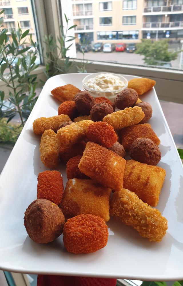 Snacks like samosas or pakoras are oily and hard to digest. They sap energy and worsen summer dehydration.

