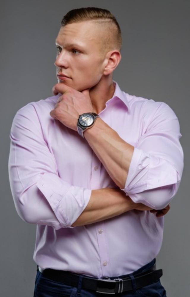 Neatly rolled sleeves can turn basic shirts into stylish statements. It also balances casual and crisp vibes effortlessly.