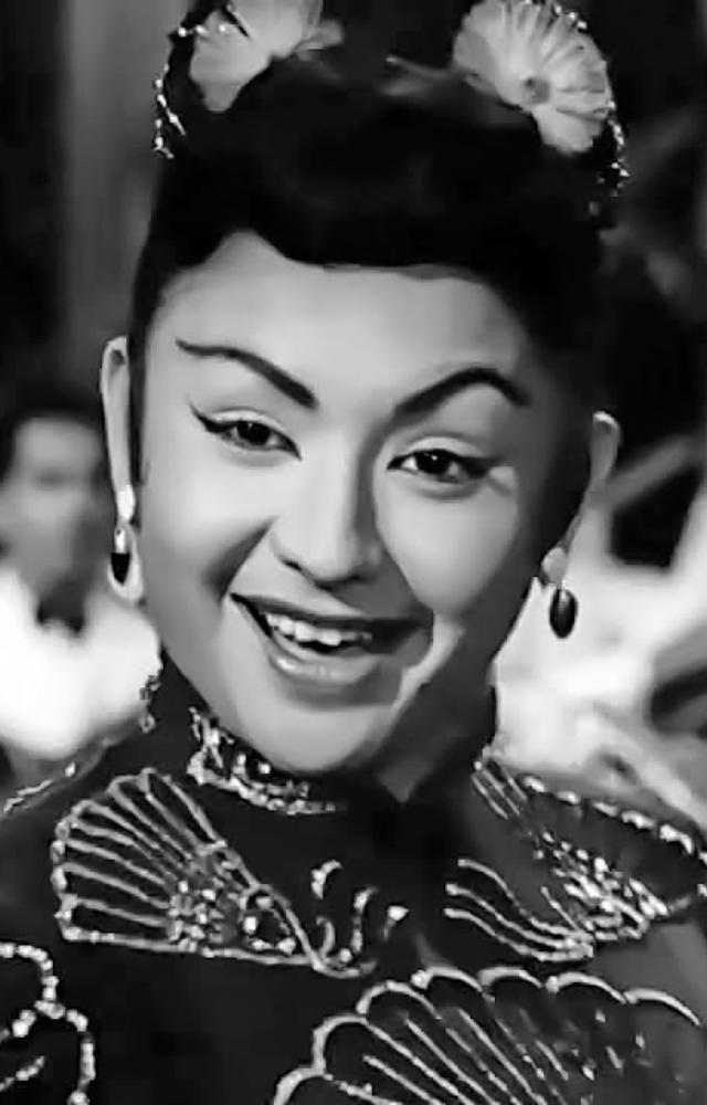 From Howrah Bridge (1958), this song became synonymous with Helen’s style, with her lively performance becoming unforgettable.