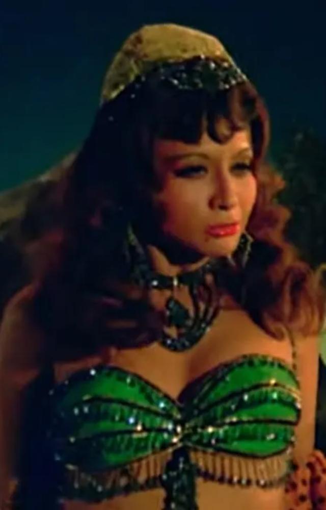 Featured in Sholay (1975), this iconic song solidified Helen’s position as the queen of dance numbers with its unforgettable tune.