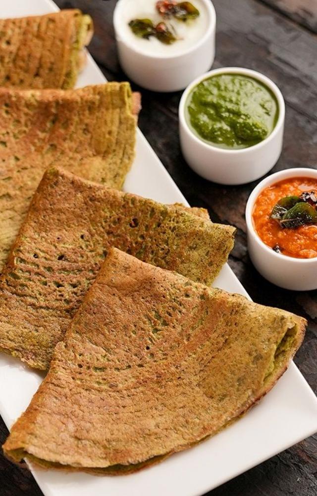 Packed with fiber and protein, this combo of sprouted moong and oats cheela with curd is ideal for muscle support and better digestion.
