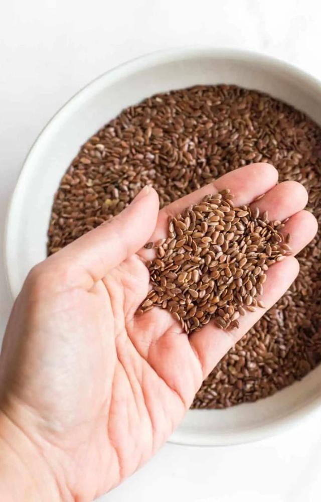 Rich in fiber and lignans, flaxseeds support heart health, reduce inflammation, and improve skin.
