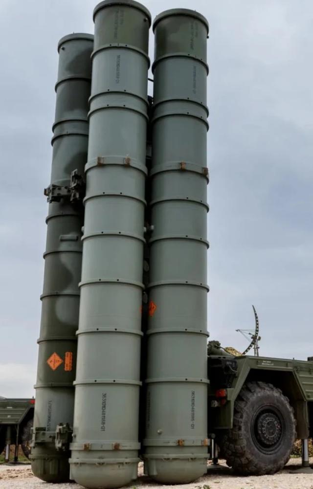 The system can fire four different types of missiles at various ranges—40 km, 120 km, 250 km, and 400 km—for layered defense.
