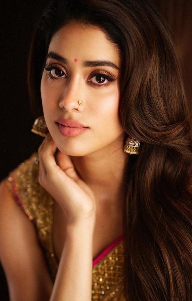 Janhvi Kapoor Dazzles in Golden Saree