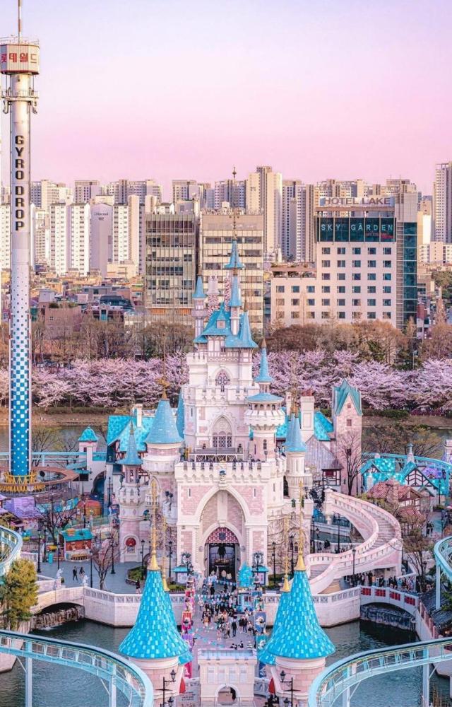 Immerse yourself in the magic of this amusement park featured in several dramas, where love stories unfold amidst thrilling rides.