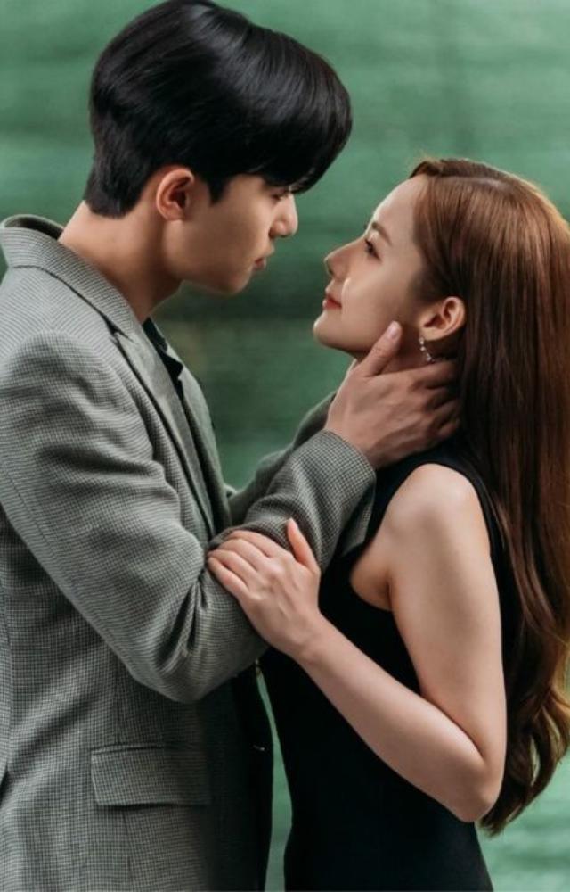 A narcissistic boss can’t imagine life without his secretary. His possessiveness slowly transforms into genuine affection.
