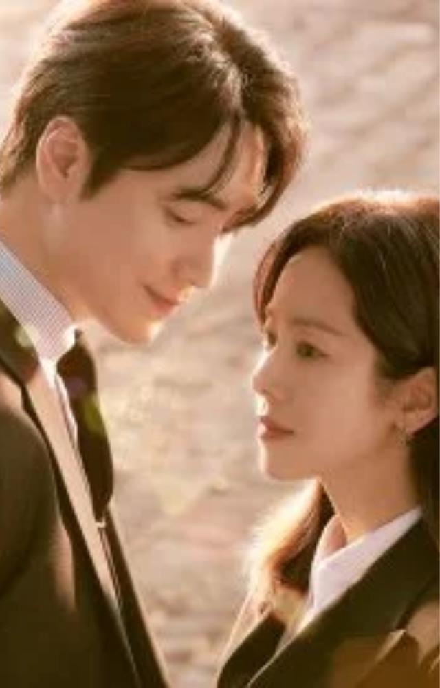 A matchmaker navigates love while trying to find perfect partners for others in this romantic drama.