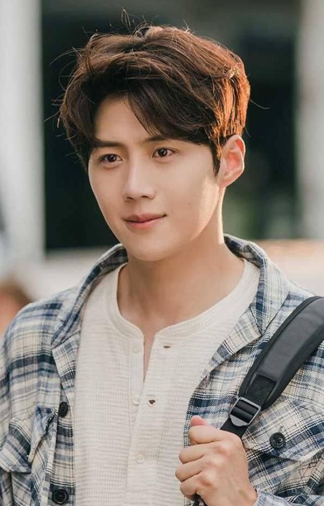 Kim Seon-ho shines as the charming village handyman in this heartwarming healing drama that’s perfect for rom-com lovers.