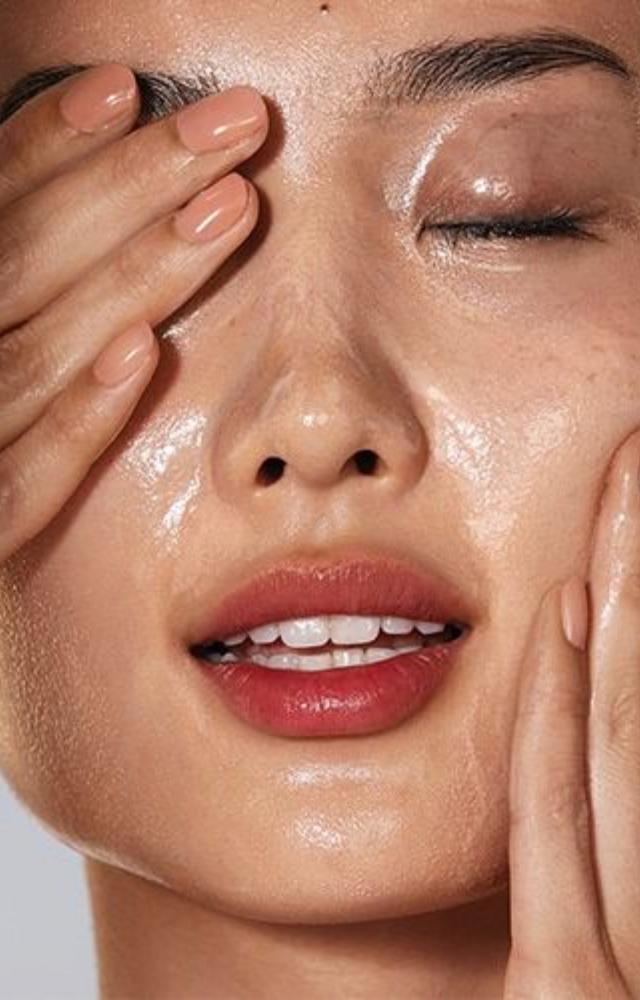 Cleansing twice—first with oil, then foam—removes every trace of makeup and dirt for ultra-clean skin.
