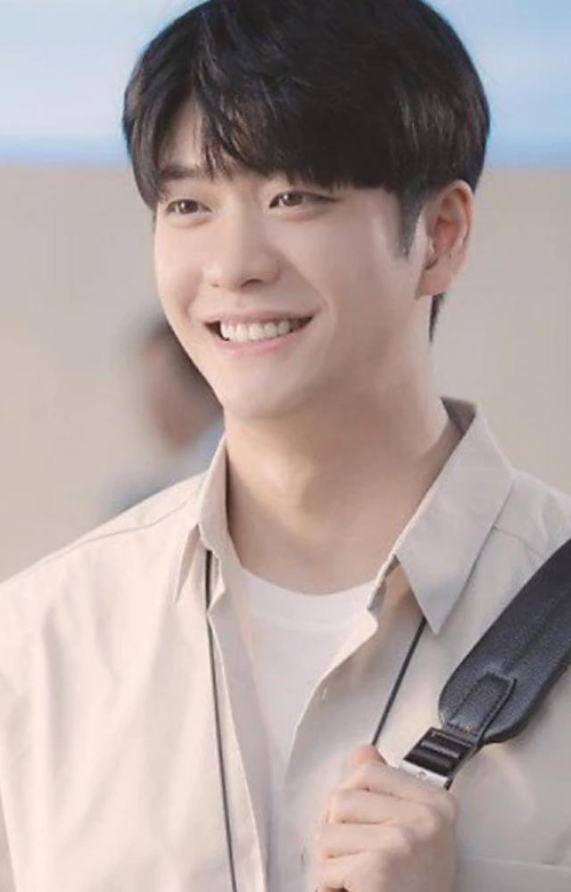 Kang Tae-oh shines as Lee Jun-ho, winning hearts with his charm in this heartwarming legal drama. A must-watch for K-drama lovers!